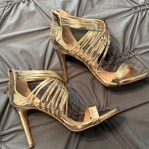 Steve Madden / Gold Metallic / 9M This is a lovely shoe!